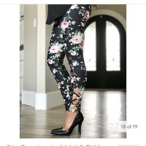NWOT-Black and floral criss cross leggings szL